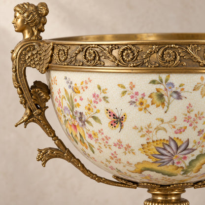 Coupe en porcelaine craquelée à décor floral, monture bronze, détail anse cariatide