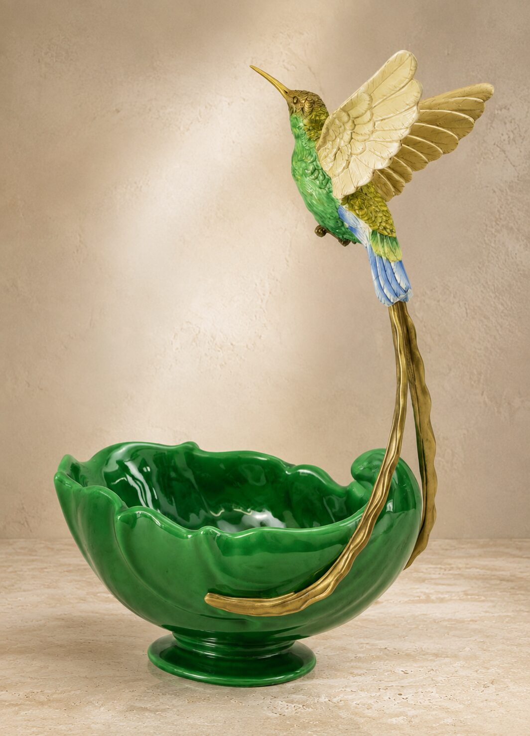Coupe en porcelaine verte au colibri en bronze doré, vue d'ensemble angle