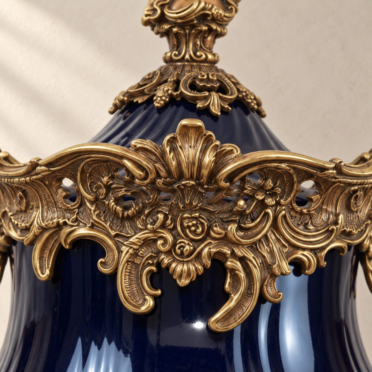 Grande urne couverte en porcelaine bleu cobalt et bronze doré, détail frise couvercle