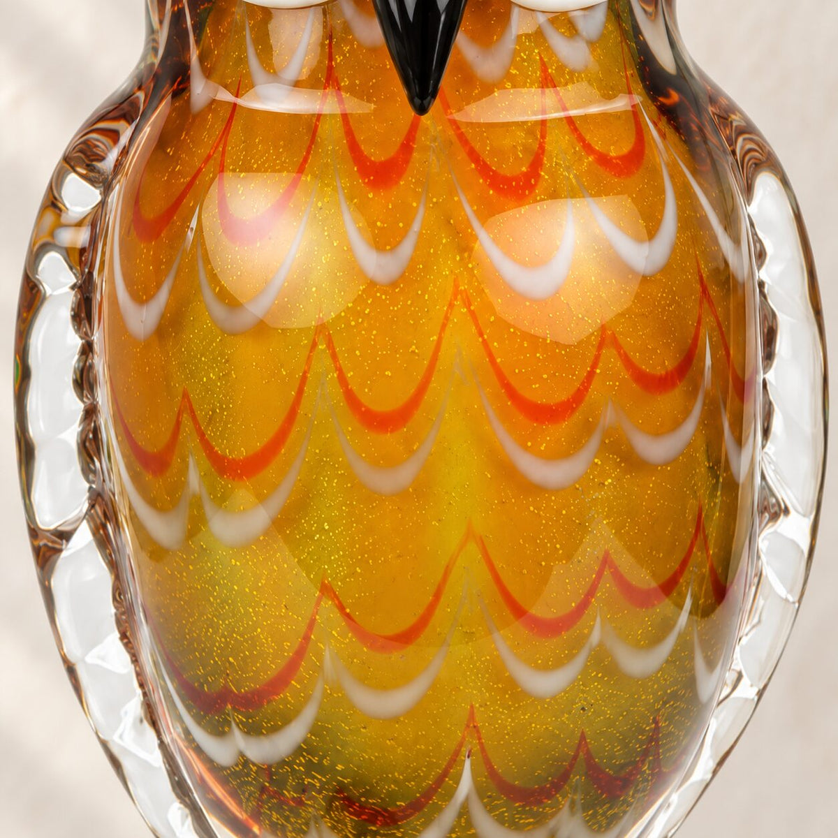Hibou en verre soufflé aux tons ambrés, détail du plumage