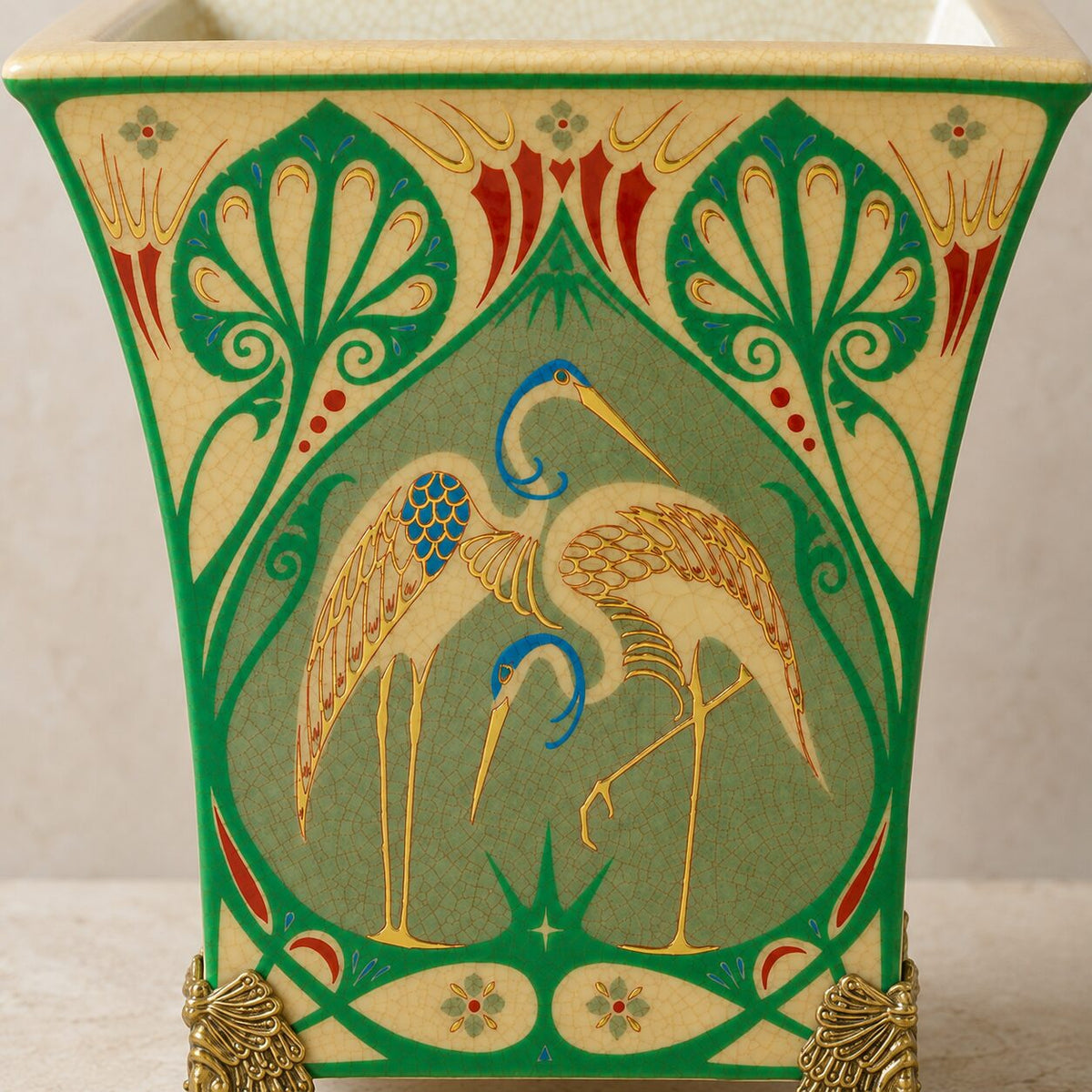 Jardinière en porcelaine craquelée aux hérons, monture bronze, vue de face
