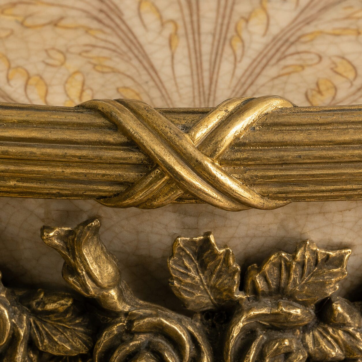 Jardinière en porcelaine craquelée et bronze doré aux putti, détail nœud bordure