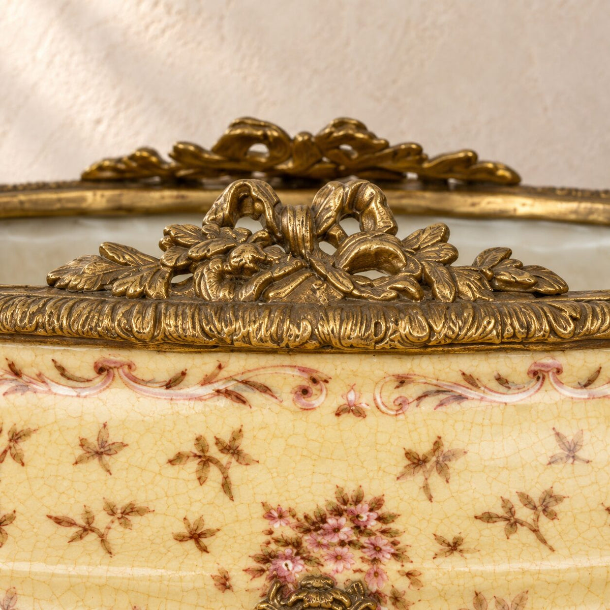 Jardinière en porcelaine jaune à monture en laiton doré, détail monture bronze nœud fleuri