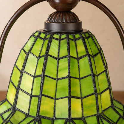 Lampe de style Tiffany, macro du vitrail vert, partie haute près du capuchon en métal