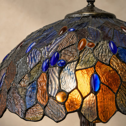 Lampe de style Tiffany à décor de feuillages bleus et ambrés, zoom vitrail fleuron allumé