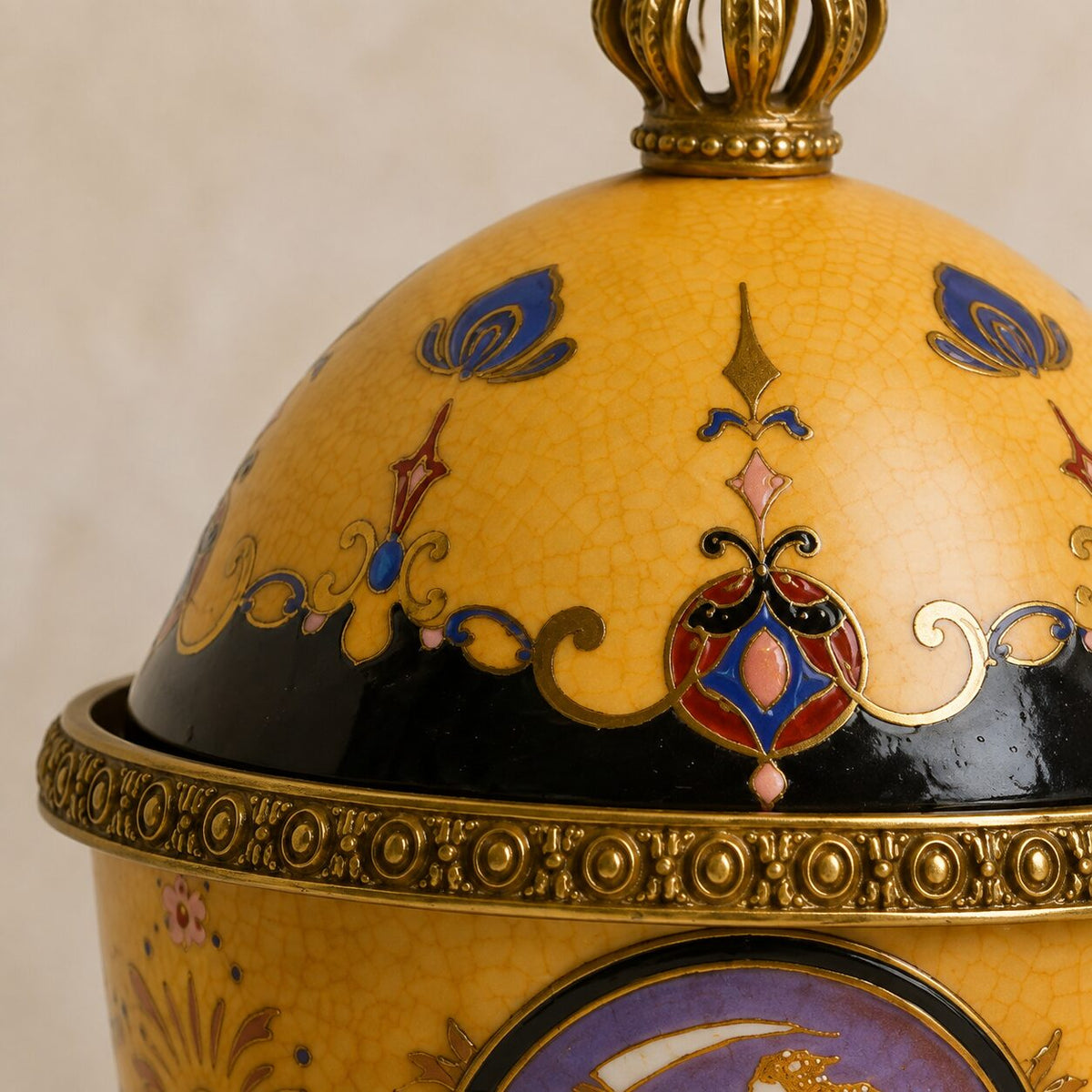 Œuf couvert en porcelaine craquelée jaune sur base lions, détail couvercle motifs