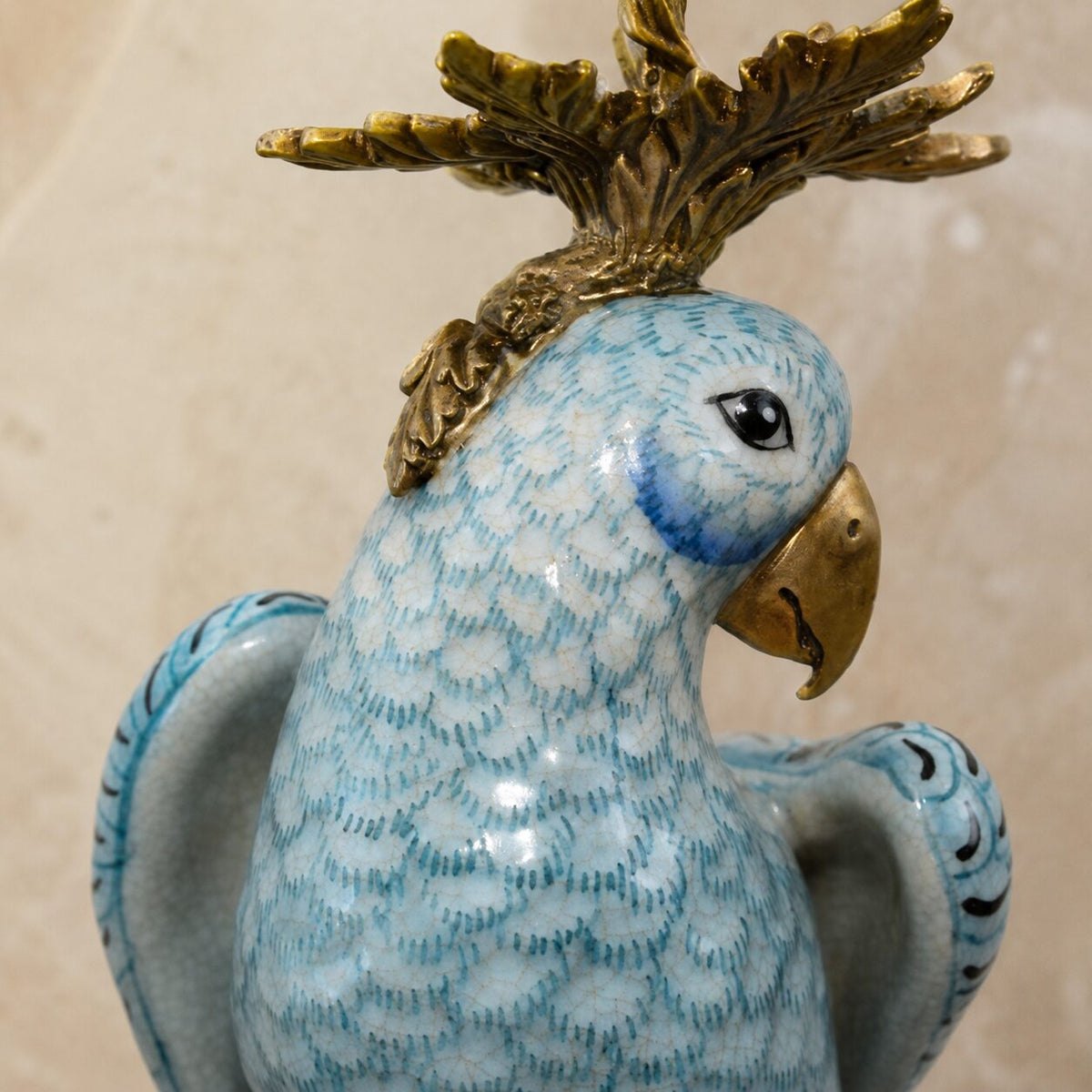 Paire de bougeoirs perroquets en porcelaine et bronze doré, détail tête profil