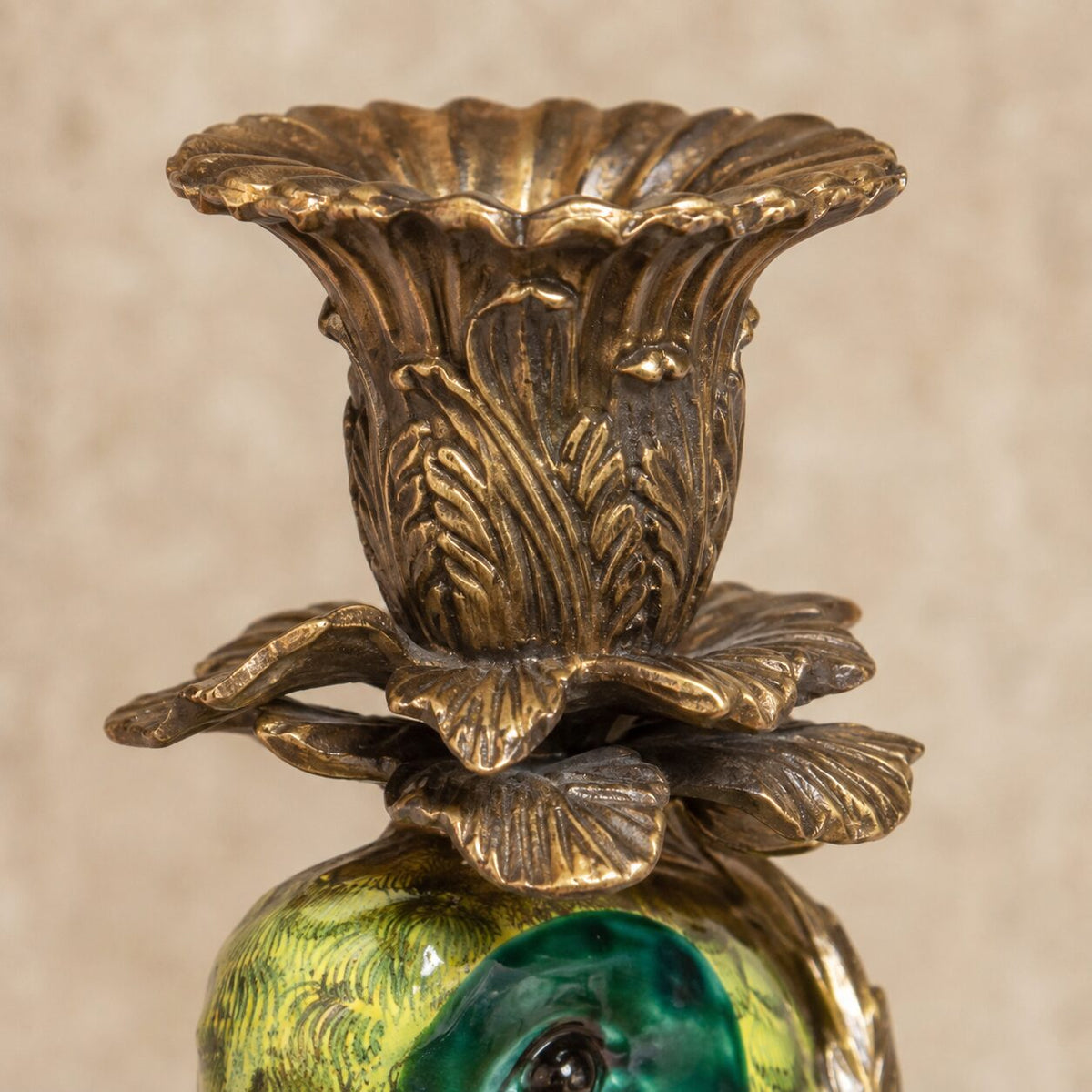 Paire de bougeoirs perroquets en porcelaine et bronze doré, détail bobèche fleur
