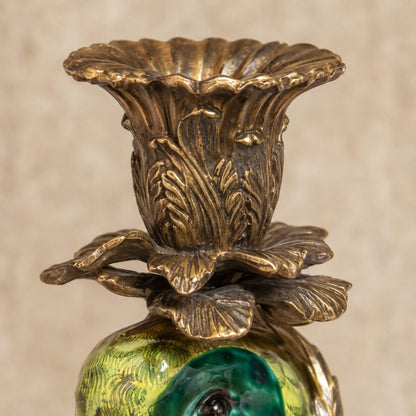 Paire de bougeoirs perroquets en porcelaine et bronze doré, détail bobèche fleur