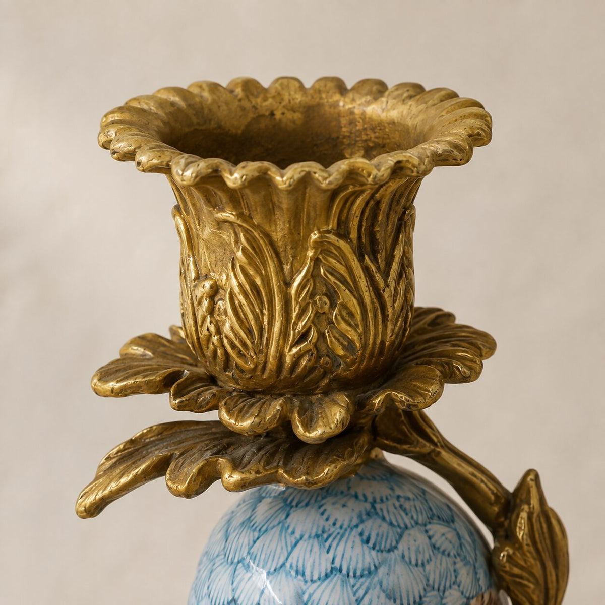 Paire de bougeoirs perroquets en porcelaine et bronze doré, détail bobèche bronze