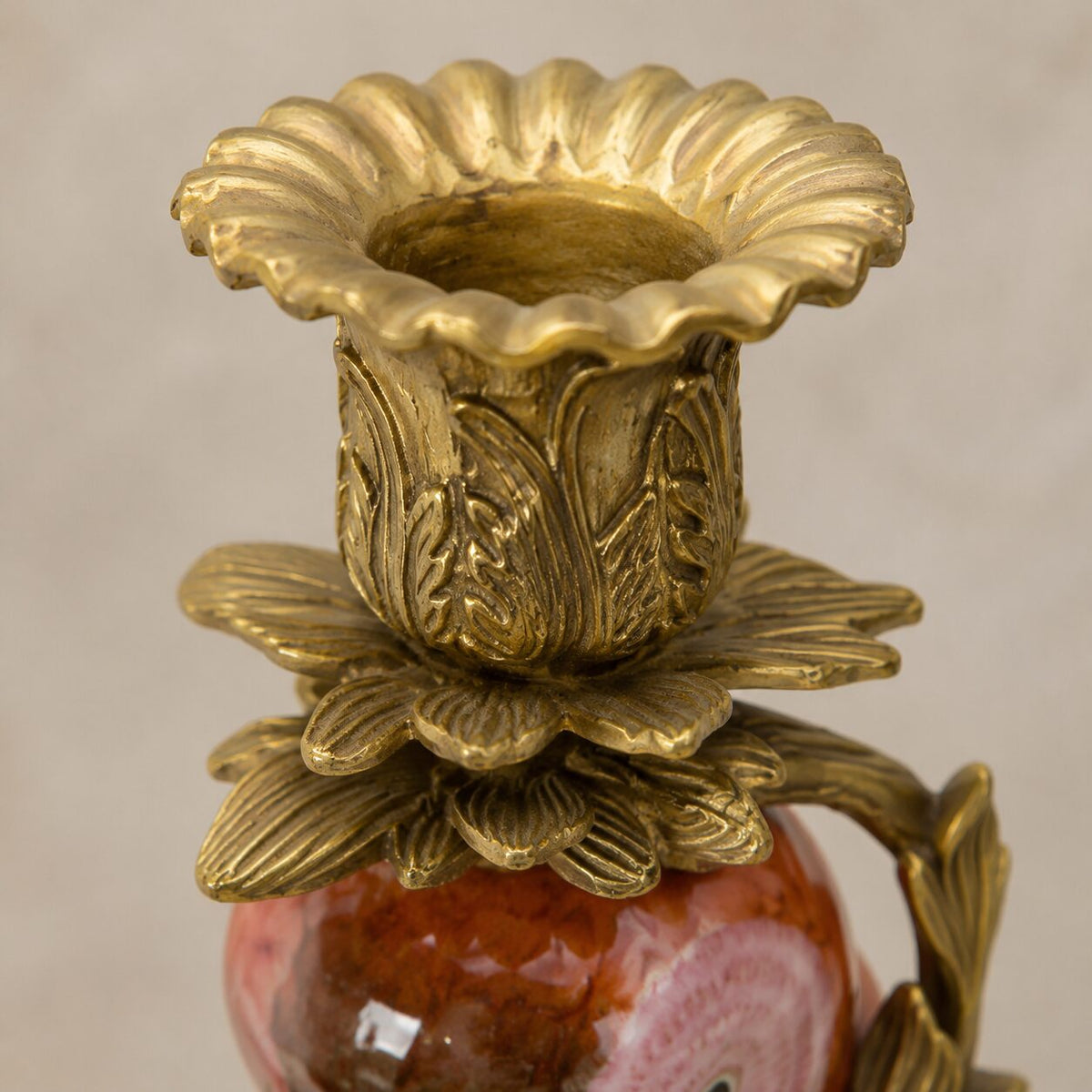 Paire de bougeoirs aux perroquets en porcelaine et bronze doré, détail bobèche fleur