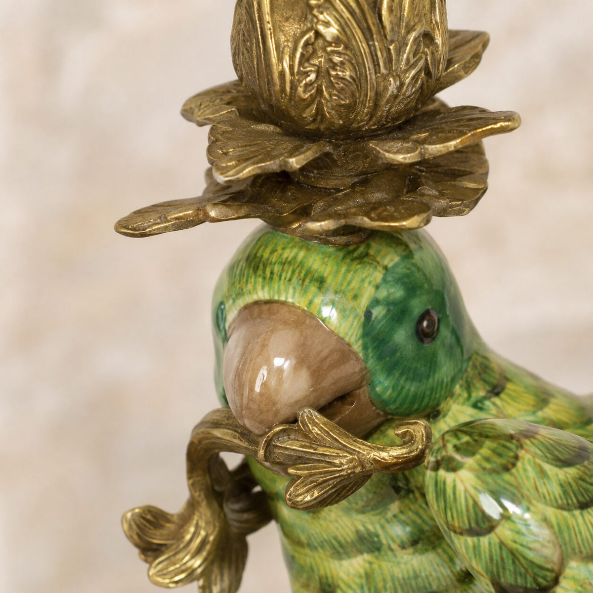 Paire de bougeoirs perroquets en porcelaine et bronze doré, détail tête face