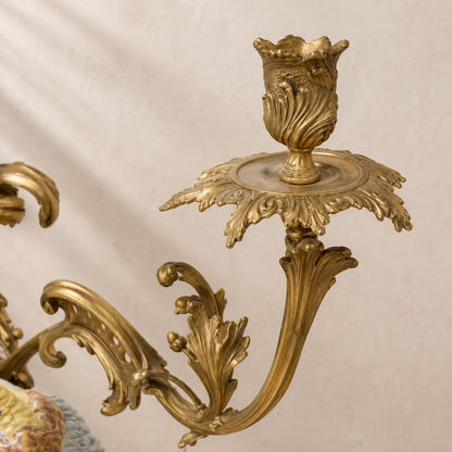 Paire de candélabres aux perroquets en porcelaine et bronze doré, détail bobèche fleur