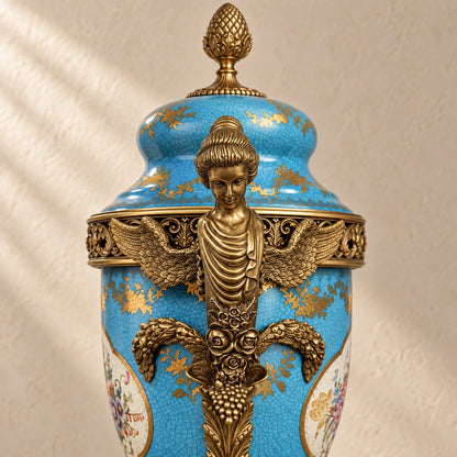 Potiche couverte en porcelaine bleu céleste et bronze doré, détail couvercle buste femme ailes pomme pin