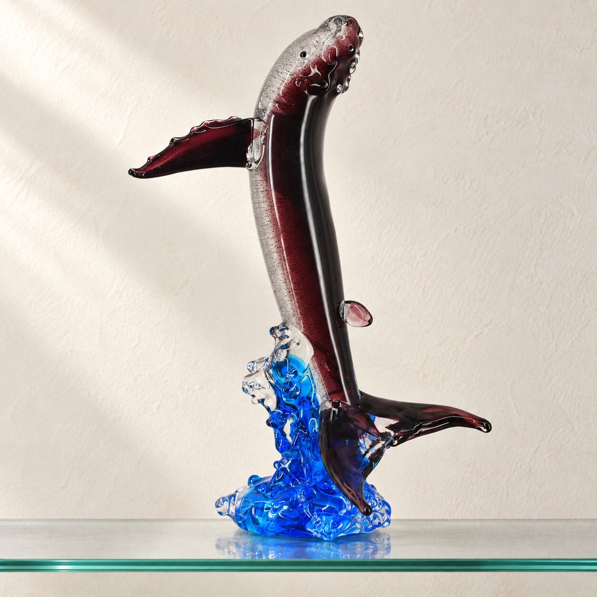 Baleine à bosse en verre soufflé sur vague, vue d'ensemble de trois quarts