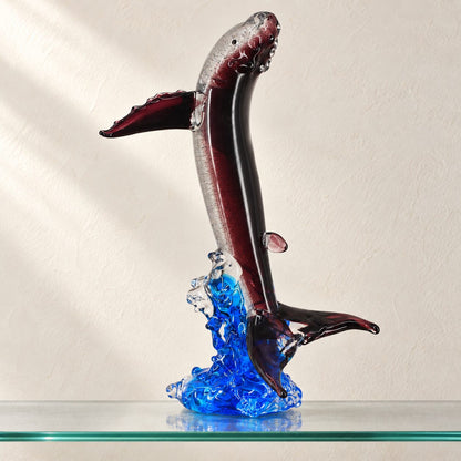 Baleine à bosse en verre soufflé sur vague, vue d'ensemble de trois quarts