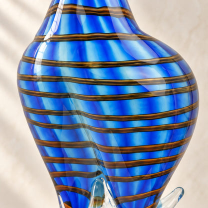 Sculpture danseuse en verre soufflé bleu style Murano, détail texture rayures corps