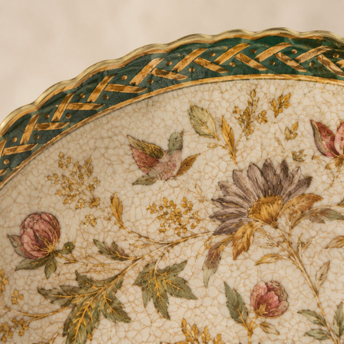 Surtout de table en bronze doré et porcelaine à décor floral, détail coupelle oiseau