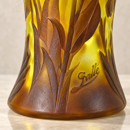 Vase balustre en verre camée à décor de freesias jaunes, détail de l'inscription gravée