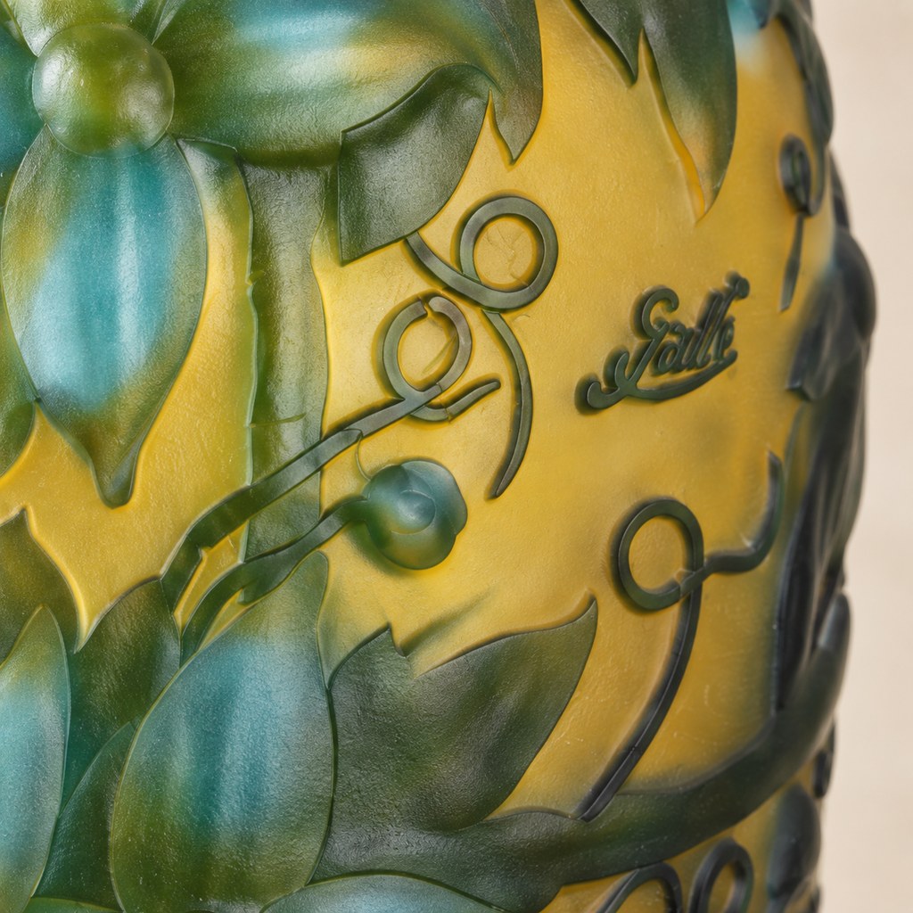 Vase camée Art Nouveau à décor de clématites vertes et bleues, détail de l'inscription gravée