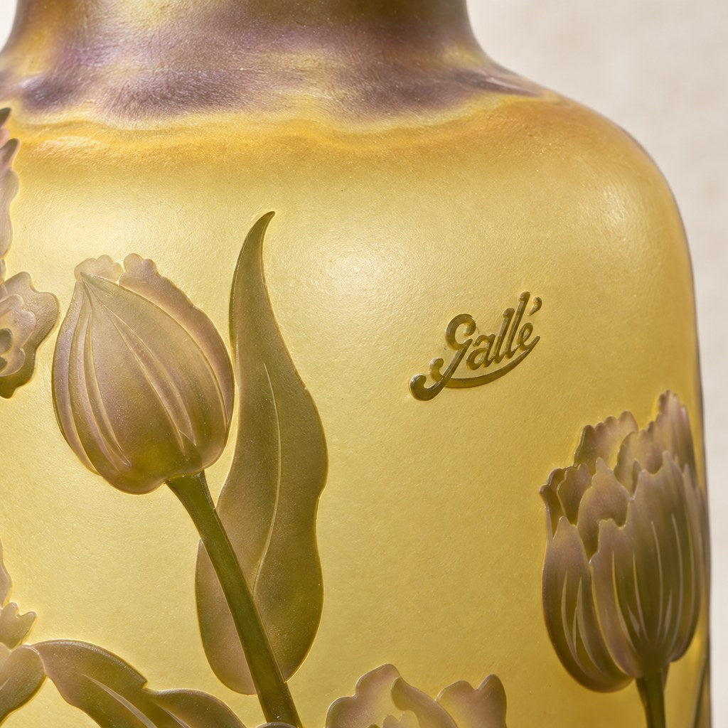 Vase camée en pâte de verre décor tulipes et papillon, détail de l'inscription gravée
