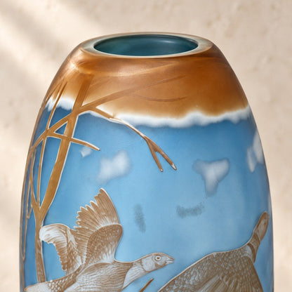 Vase camée en verre multicouche à décor de faisans en vol, col et ouverture