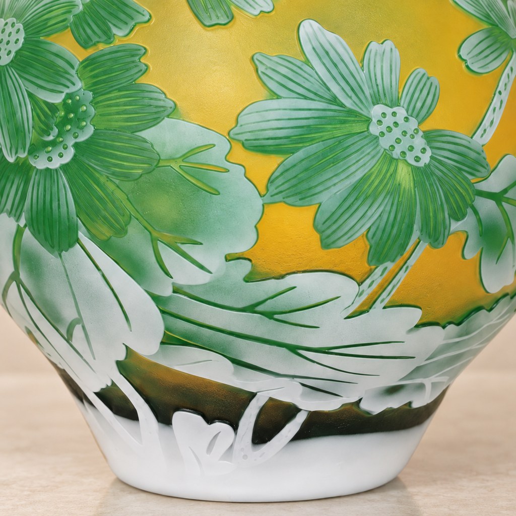 Vase camée en verre multicouche à décor de marguerites, détail de l'inscription gravée