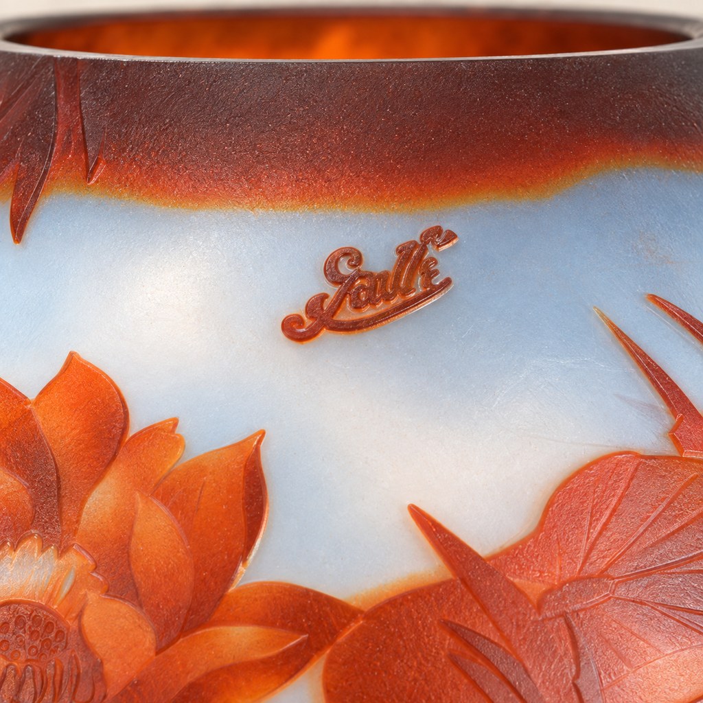 Vase camée en verre multicouche à décor de nénuphars, détail de l'inscription gravée