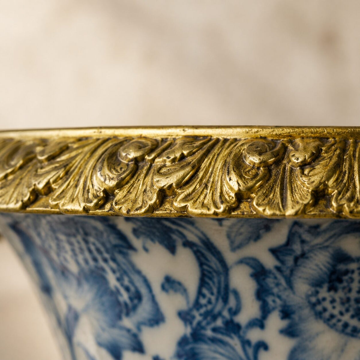 Vase médicis porcelaine bleu et blanc à monture bronze doré, détail frise oves