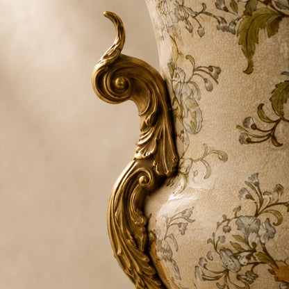 Vase Médicis en porcelaine craquelée à monture bronze doré, détail anse volute