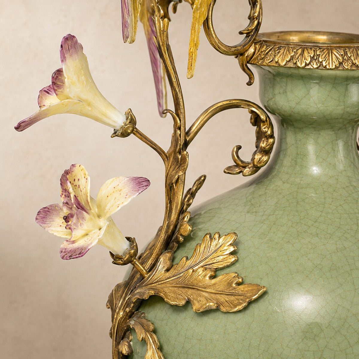 Vase en porcelaine céladon craquelée, monture bronze aux perroquets, détail fleurs liseron