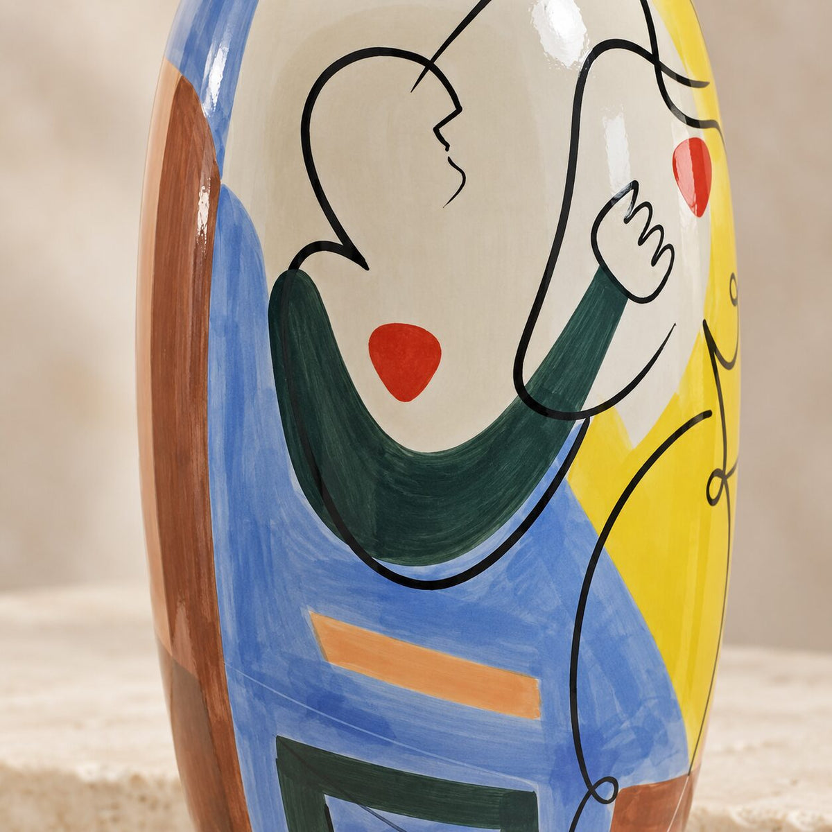 Vase en porcelaine émaillée décor cubiste figures féminines, détail bras poing