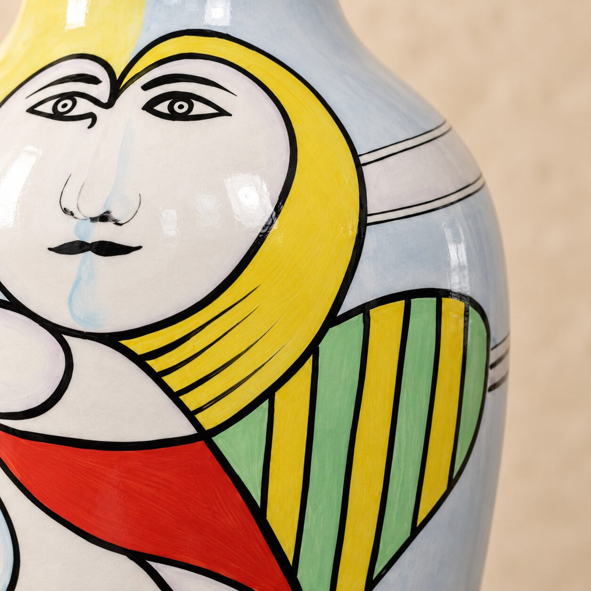 Vase en porcelaine peinte décor cubiste style Picasso, détail visage profil