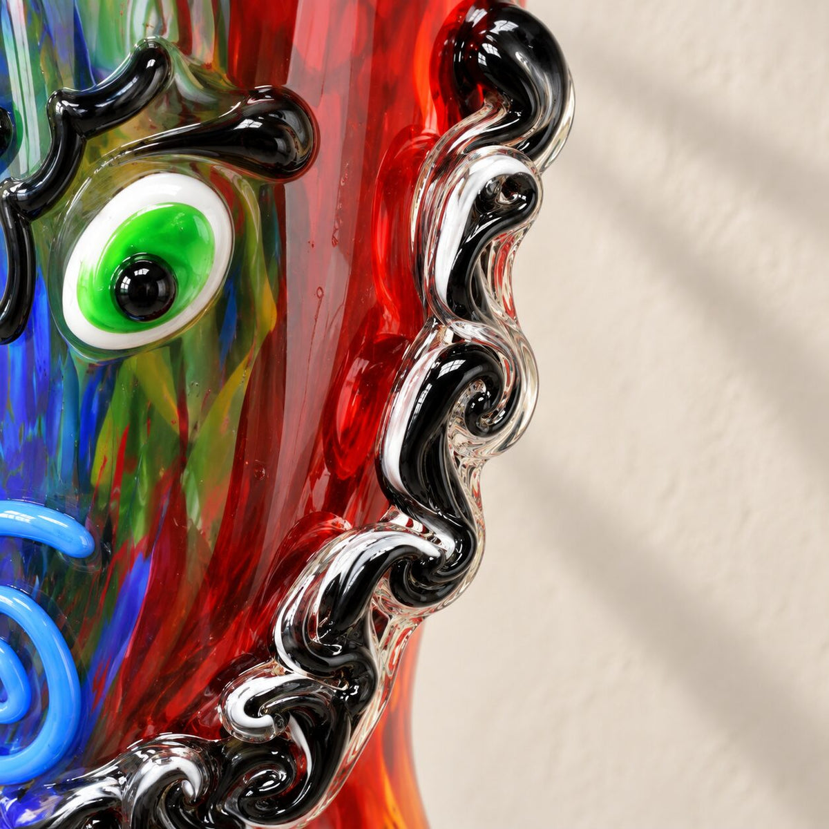 Vase sculpture visage cubiste de face en verre polychrome style Murano, détail œil vert crête chaine