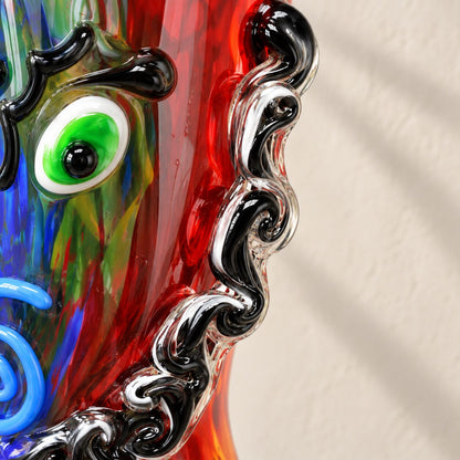 Vase sculpture visage cubiste de face en verre polychrome style Murano, détail œil vert crête chaine