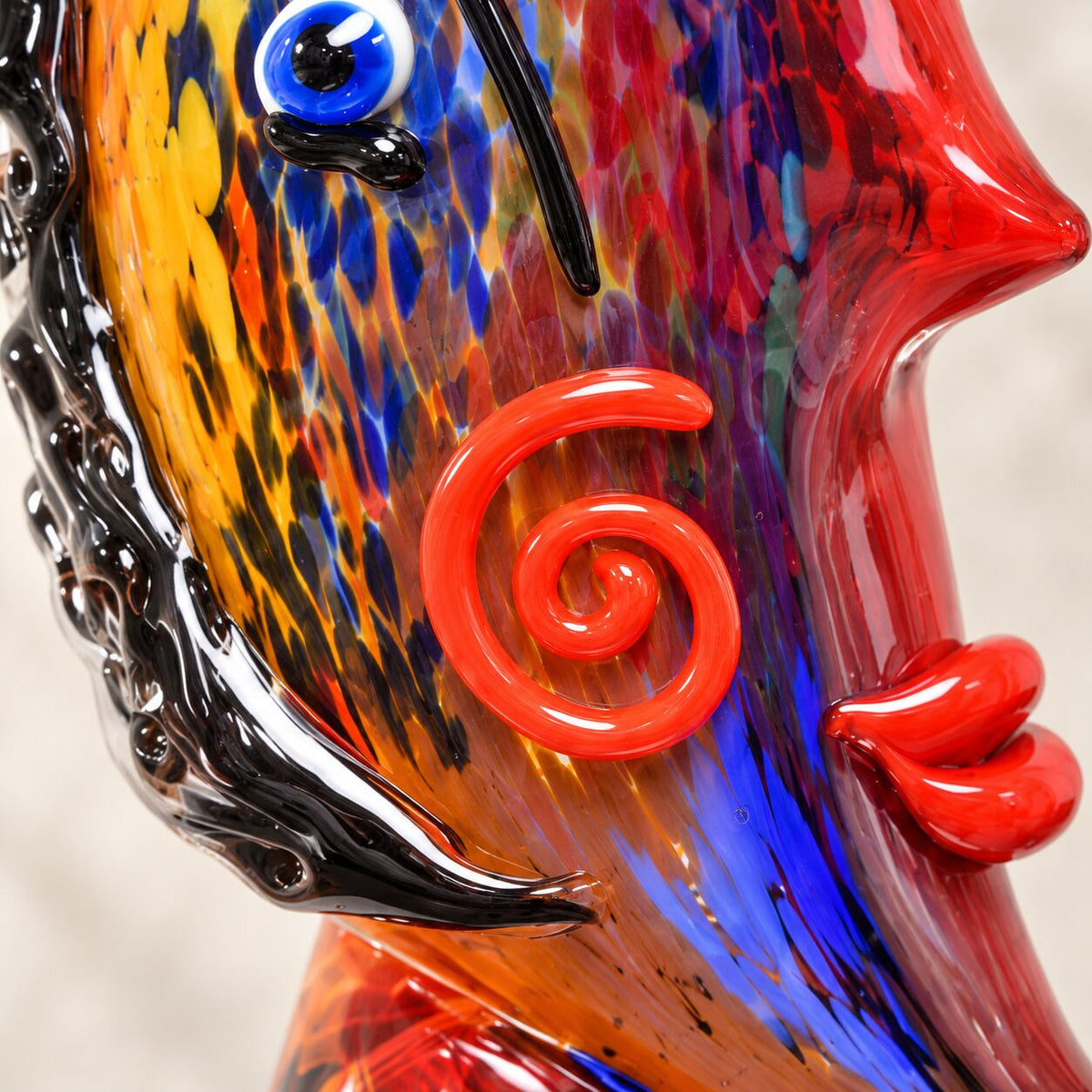 Vase sculpture visage cubiste de profil en verre polychrome style Murano, détail œil bleu spirale gros plan