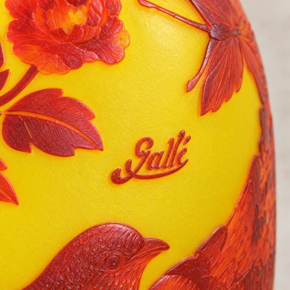 Vase en verre multicouche décor pivoines et perdrix, détail de l'inscription gravée