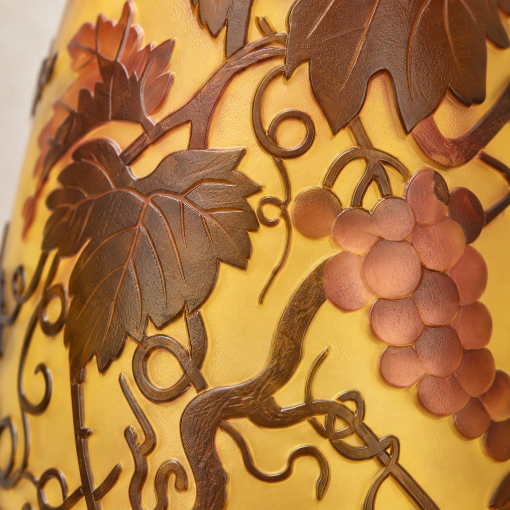 Vase en verre multicouche à décor de vigne et raisins, détail grappe raisins
