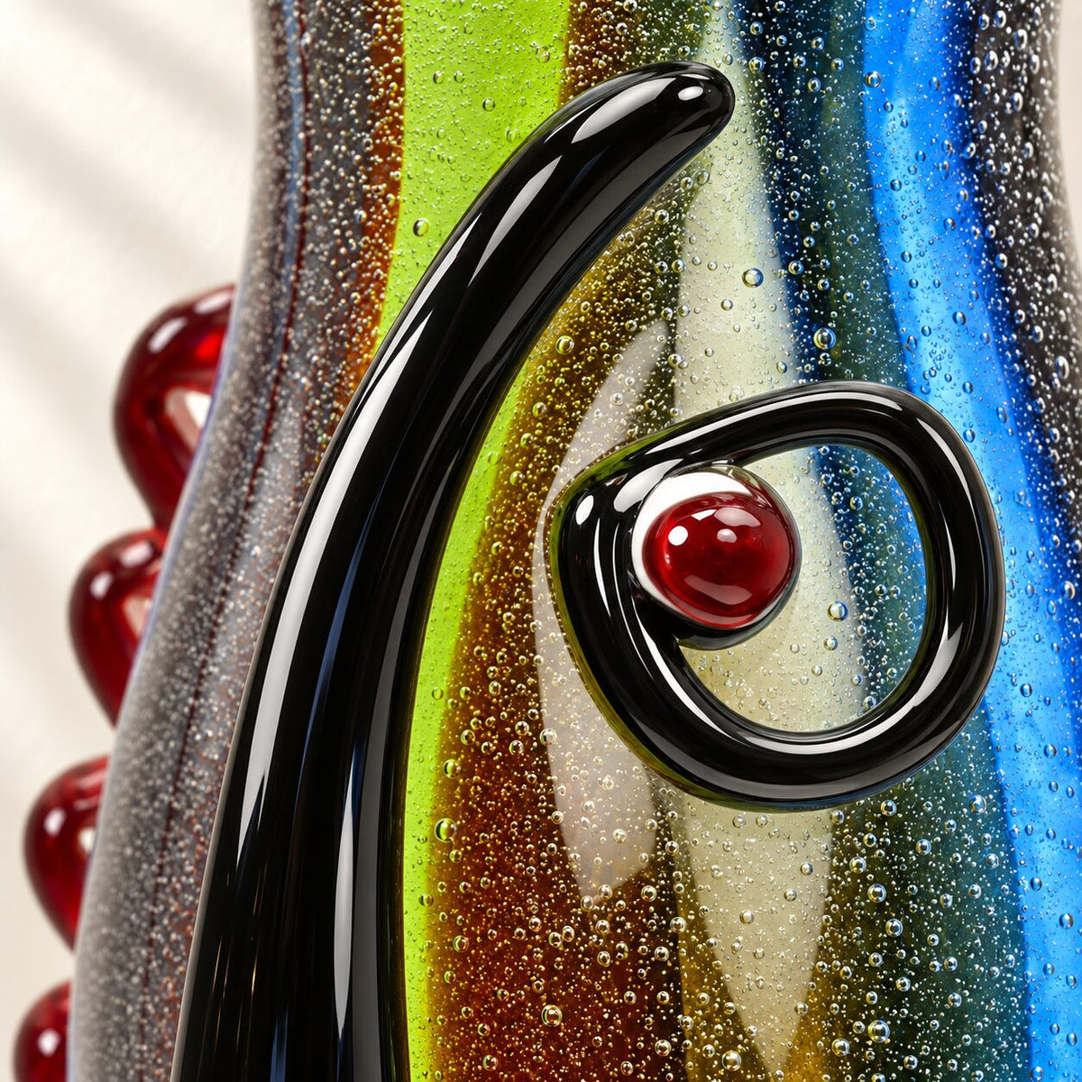 Vase visage abstrait en verre polychrome style Murano, détail œil noir spirale gros plan