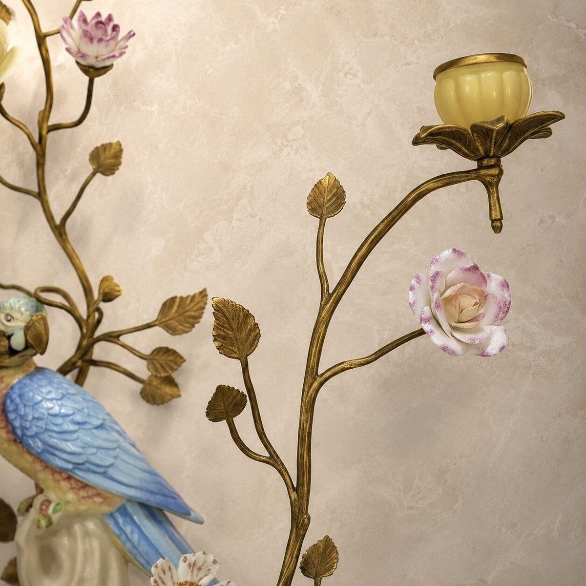 Applique cornet en porcelaine et bronze doré au perroquet, détail bobèche fleur