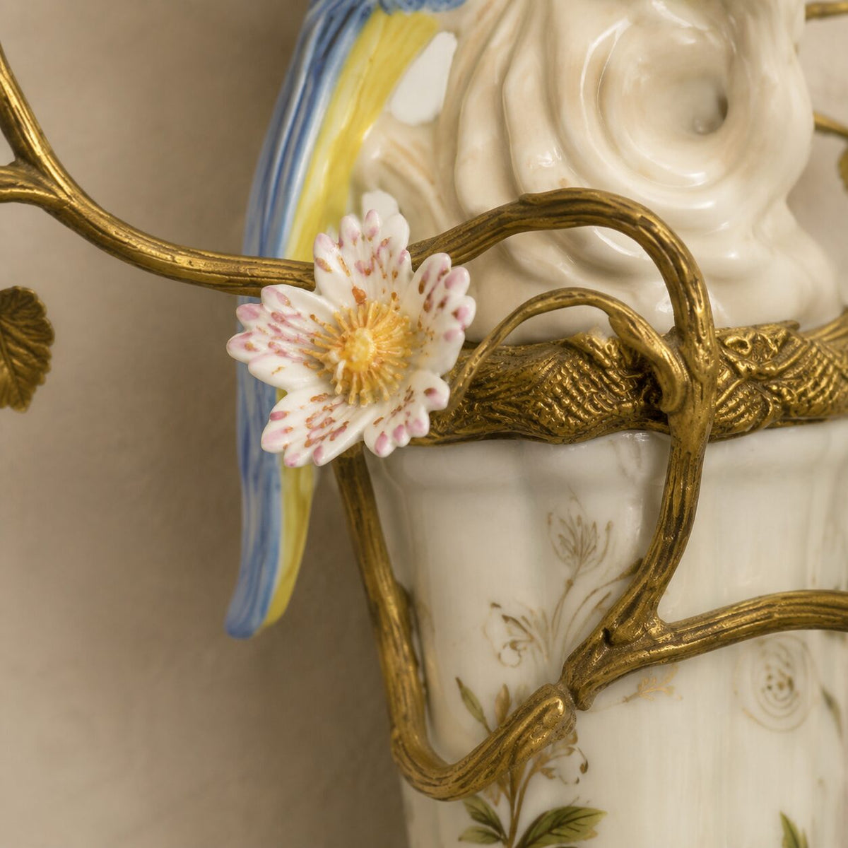 Applique murale en porcelaine et bronze au perroquet bleu, détail fleur branche