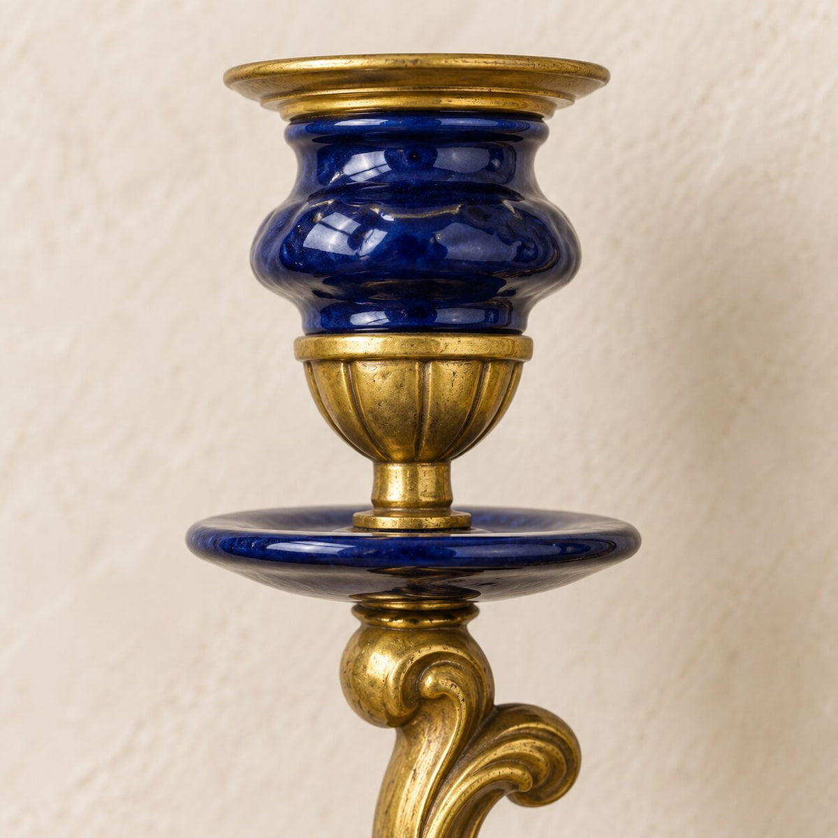 Applique murale au putto en bronze doré et porcelaine bleue, détail bougeoir dessus gros plan