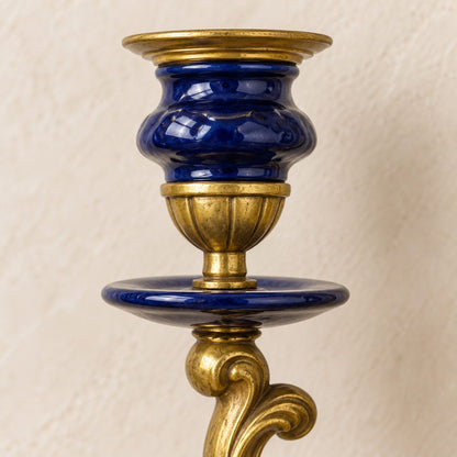 Applique murale au putto en bronze doré et porcelaine bleue, détail bougeoir dessus gros plan