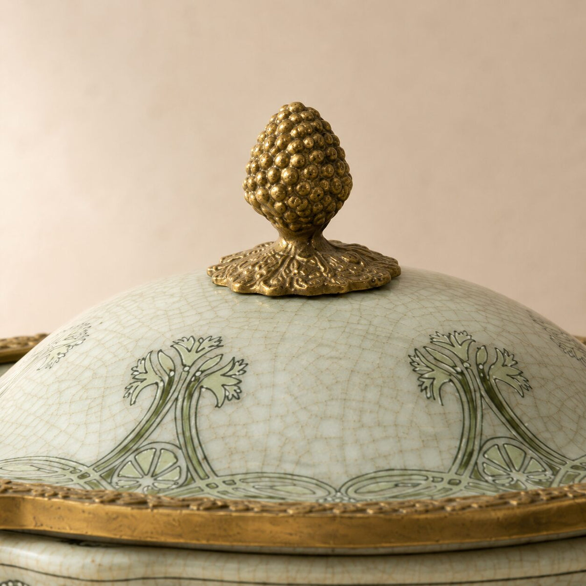 Boîte Art Nouveau en porcelaine craquelée à décor de hérons, détail pomme pin bronze