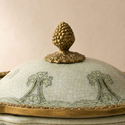 Boîte Art Nouveau en porcelaine craquelée à décor de hérons, détail pomme pin bronze