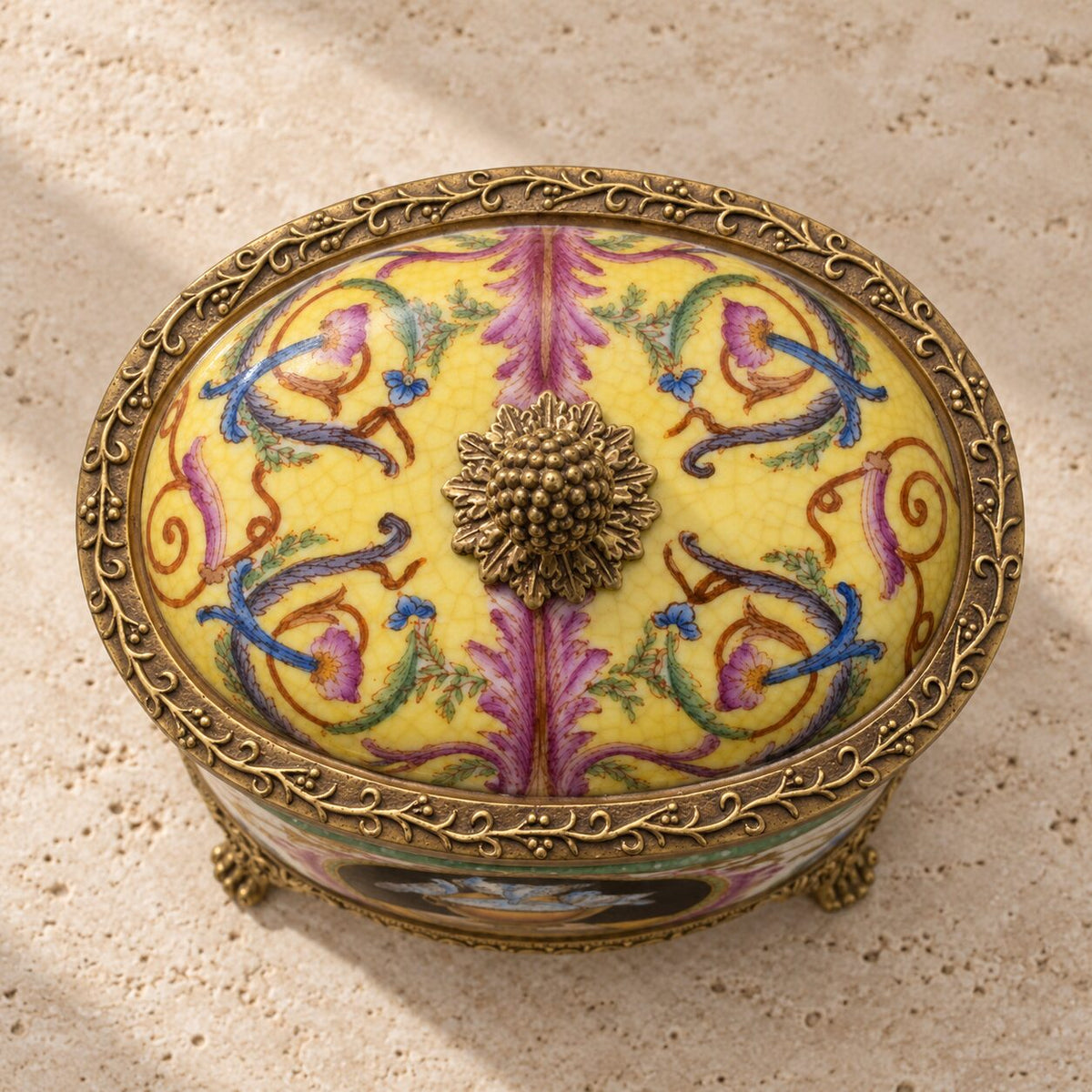 Boîte couverte en porcelaine craquelée et bronze doré, vue de dessus couvercle