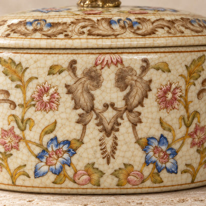 Boîte couverte en porcelaine craquelée à décor floral, détail décor floral côté visages feuillage