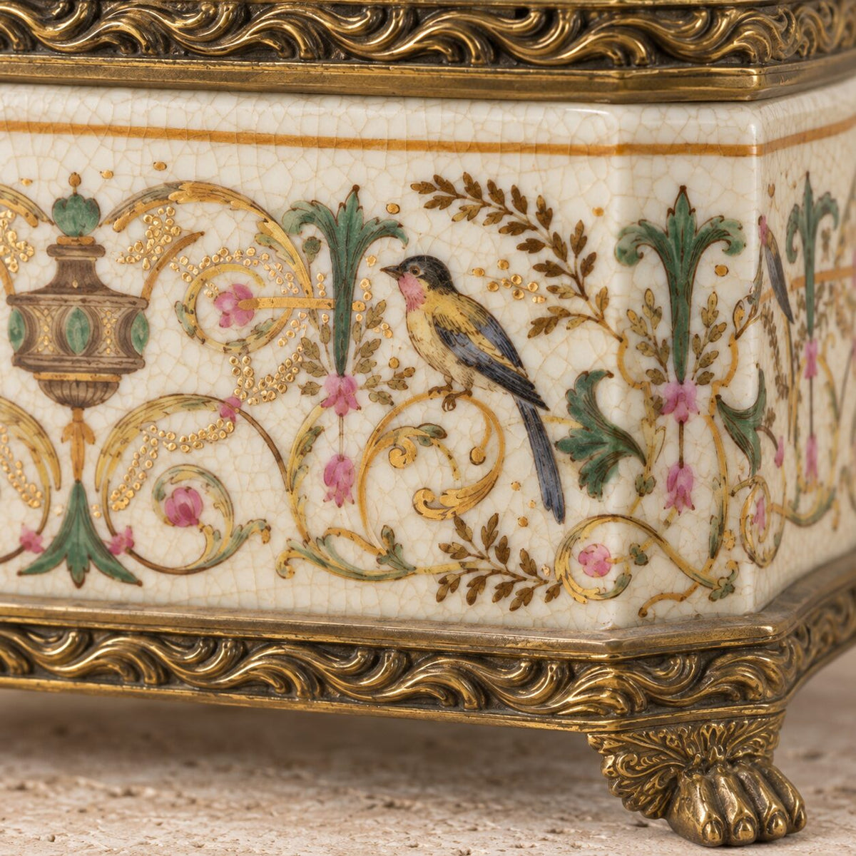 Boîte couverte en porcelaine craquelée à monture bronze doré, détail coin oiseau bleu jaune
