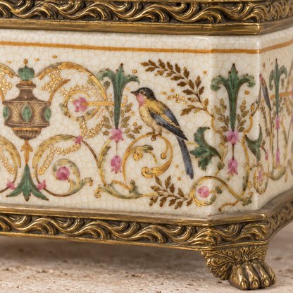 Boîte couverte en porcelaine craquelée à monture bronze doré, détail coin oiseau bleu jaune