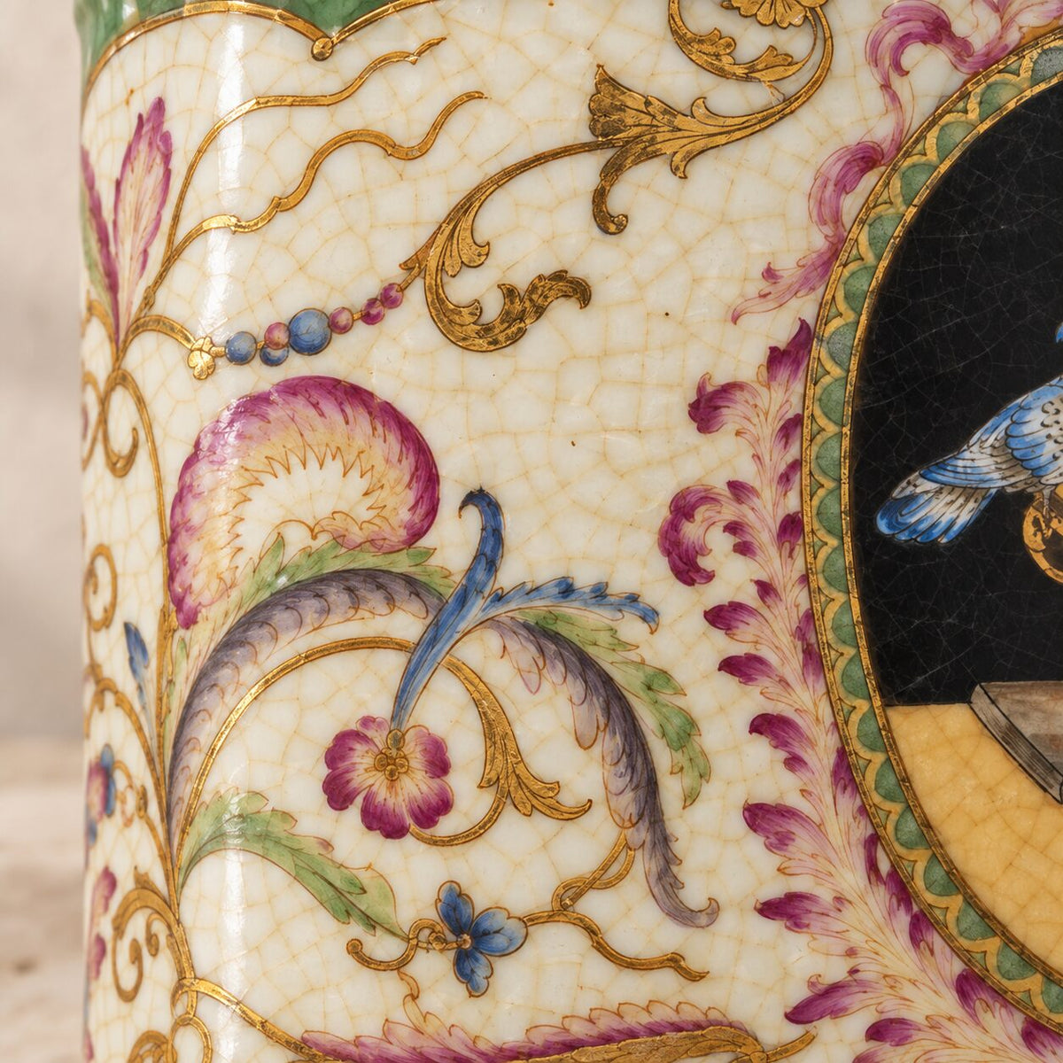 Boîte à thé en porcelaine craquelée à décor de colombes, détail rinceaux fleurs